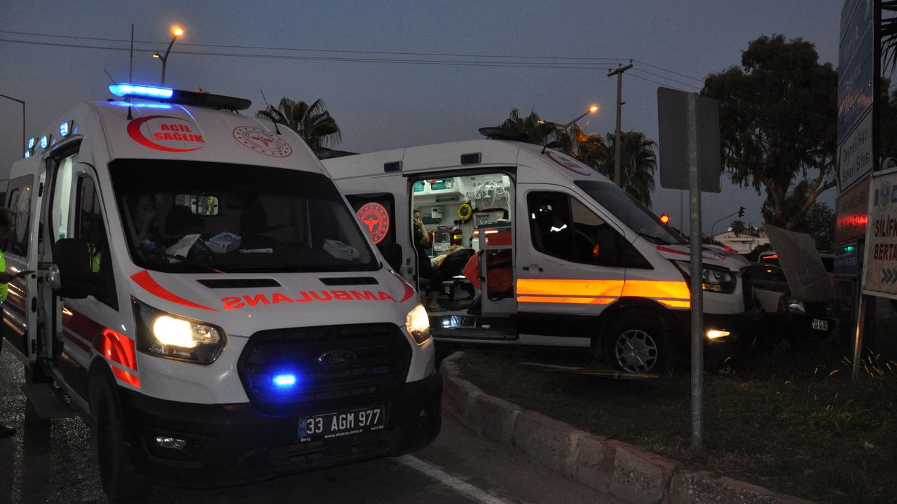 Mersin'de ambulans ve otomobil çarpıştı: 4 yaralı 