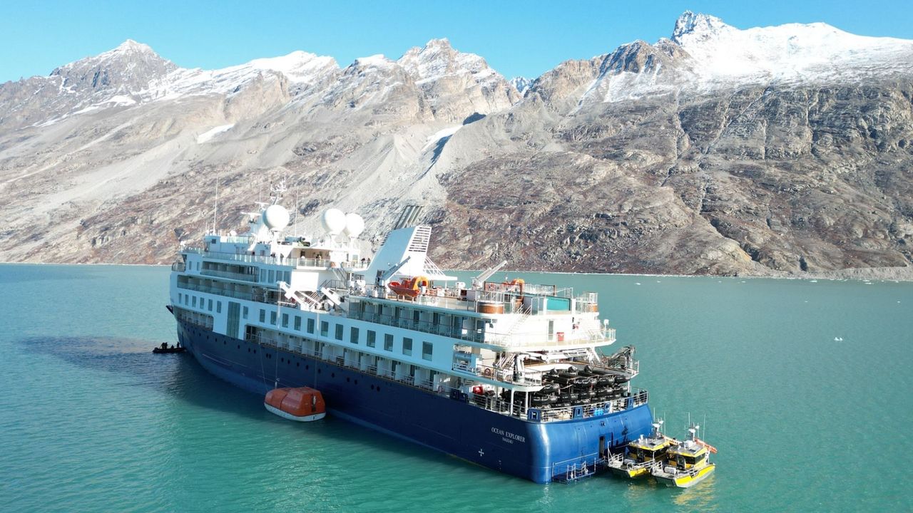 Grönland'da mahsur kalan gemi kurtarılmayı bekliyor