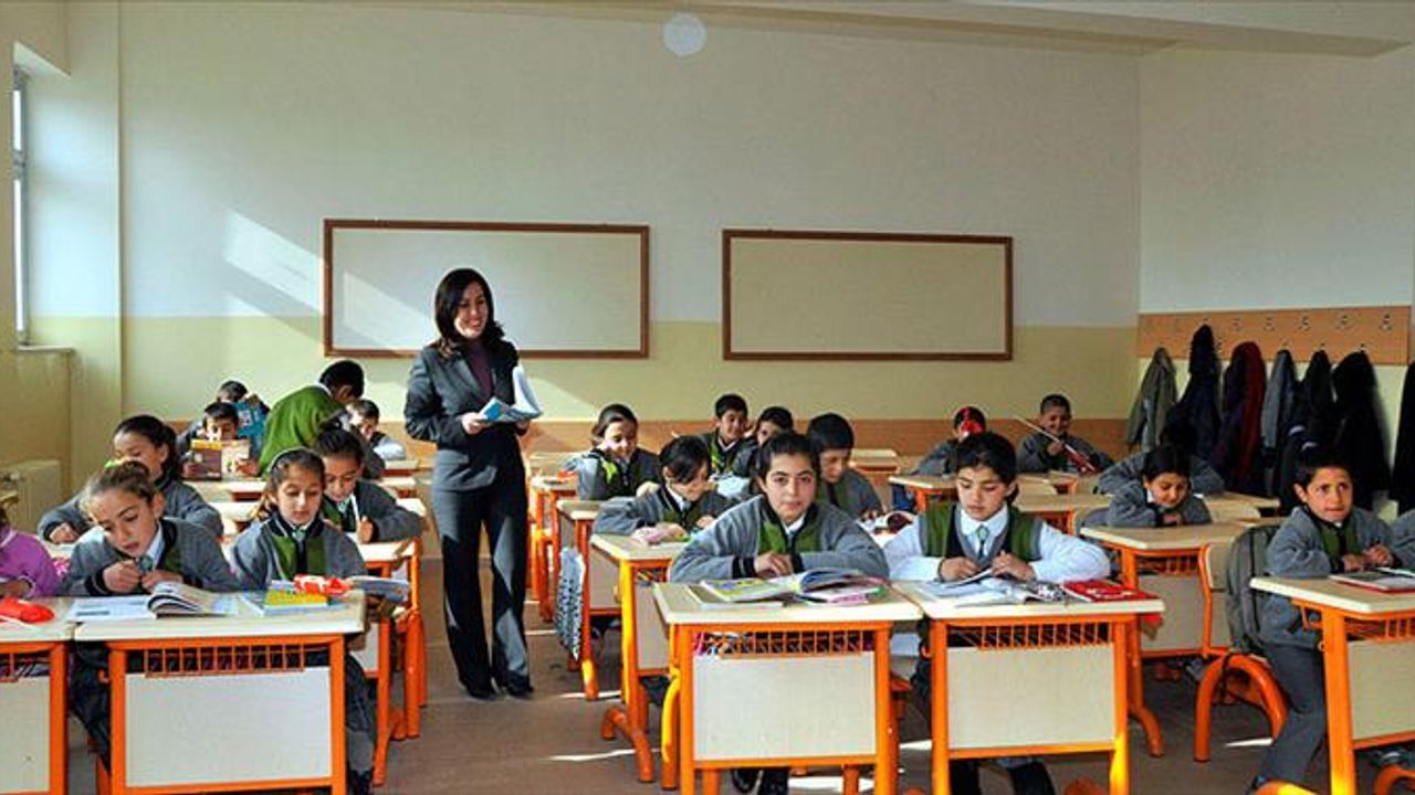 Milli Eğitim Müdürlüğü'nden deprem bölgesindeki öğretmenlere: Enkazdan çıkmış gibi kıyafetlerle göreve gelmeyin
