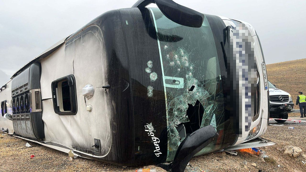 Sivas'ta feci kaza! Yolcu otobüsü devrildi: 7 ölü, 40 yaralı