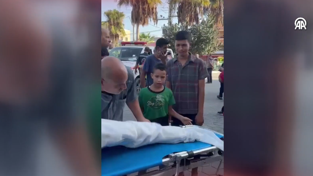 Gazze'de cenazeleri koyacak yer kalmadı: Cenaze namazları naaşlar ambulanslara konarak kıldırılıyor