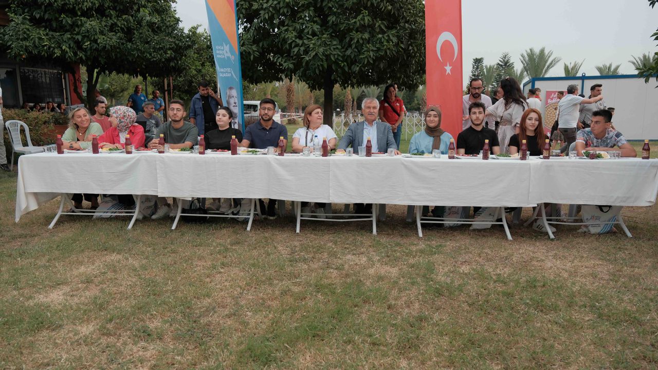 Adana’da Üniversite Kazanan Öğrencilere Başkan Zeydan Karalar'dan Kebap