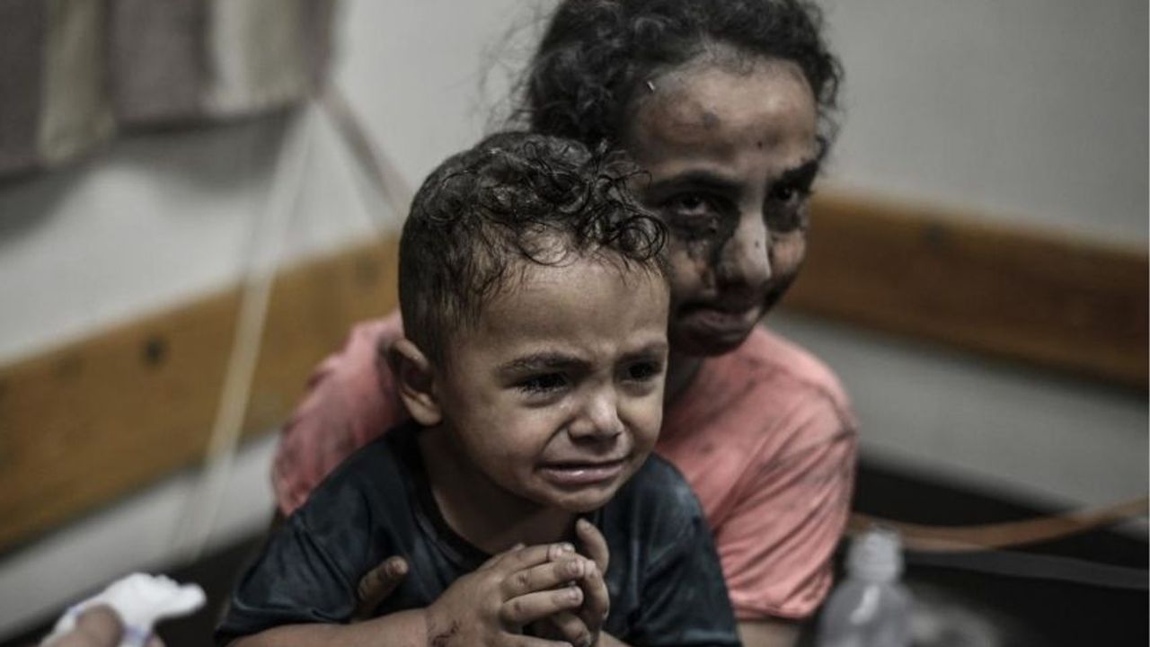 Gazze'de, İsrail saldırılarında vurulan çocukları bulmak için avuçlarına adları yazılıyor