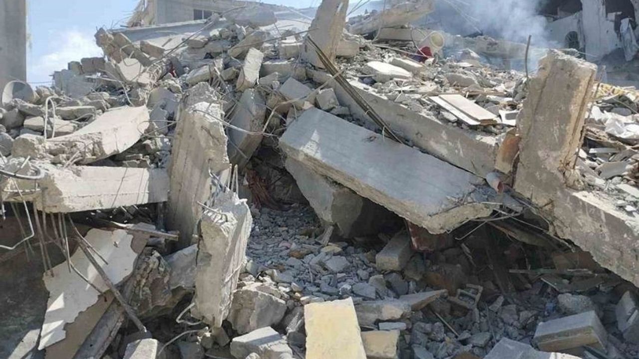 İşgalci İsrail Gazze'de bir evi hedef aldı: Çok sayıda ölü ve yaralı var!