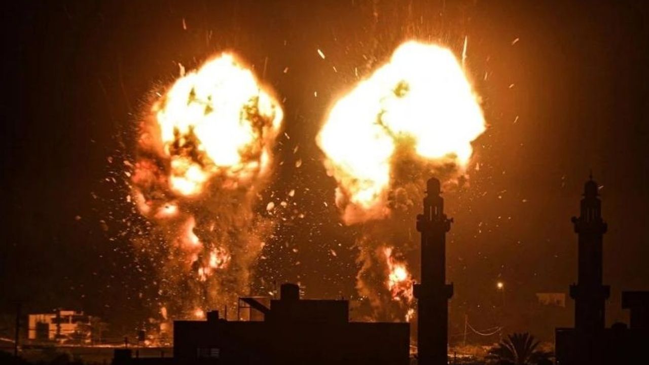 Siyonist İsrail hava saldırılarında Gazze'de 7 camiyi yıktı