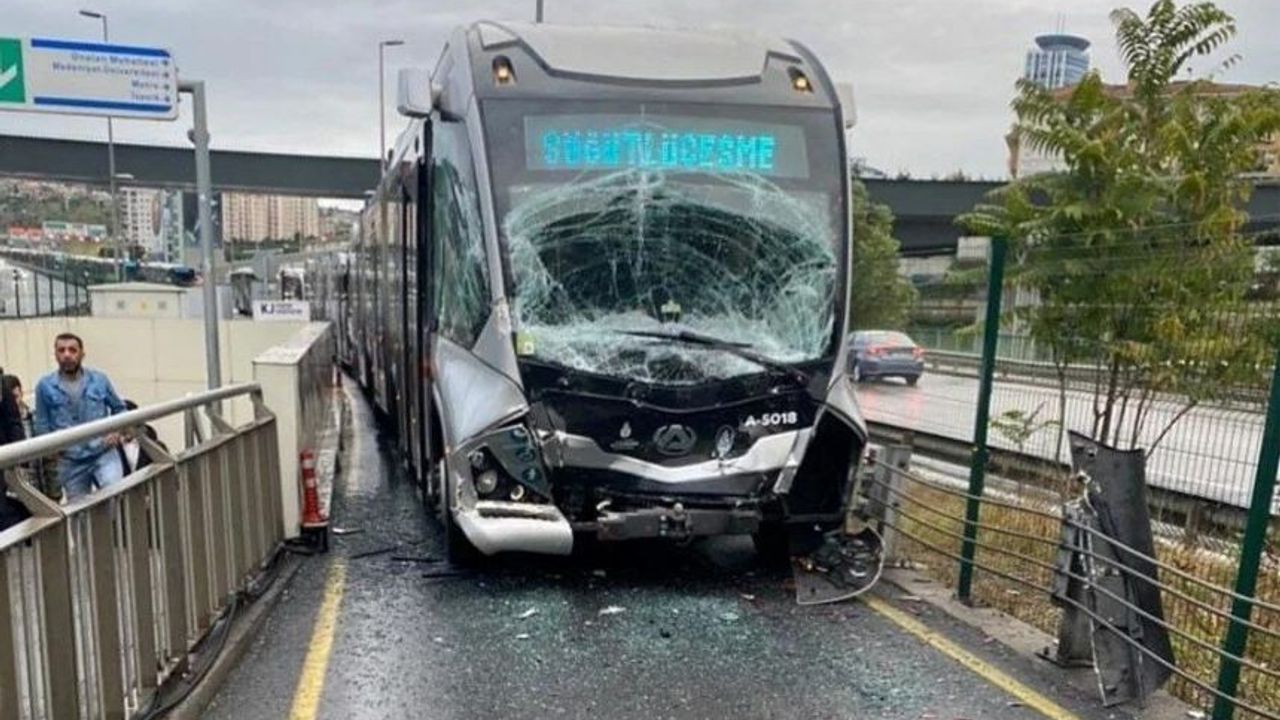 İstanbul Uzunçayır’da metrobüs kaza yaptı
