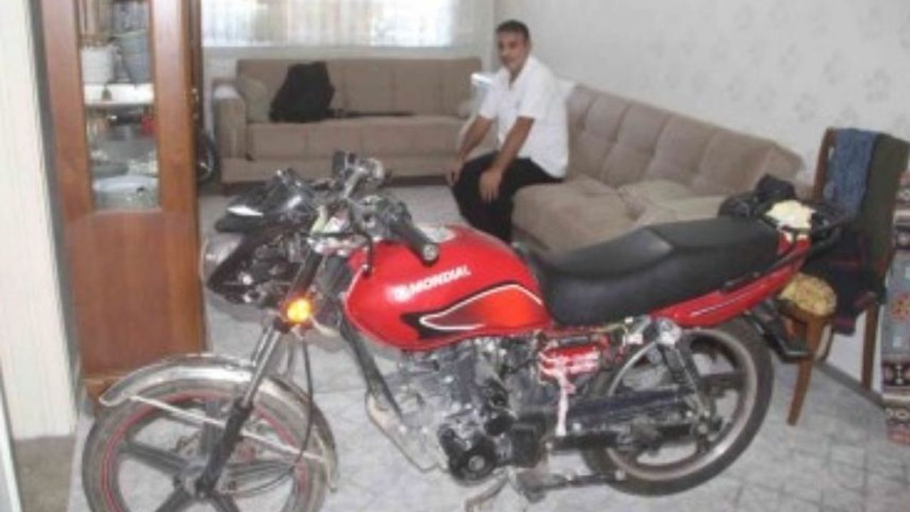 Evin içerisindeki motosikletin ilginç hikayesi! Duyan şaşırıyor….