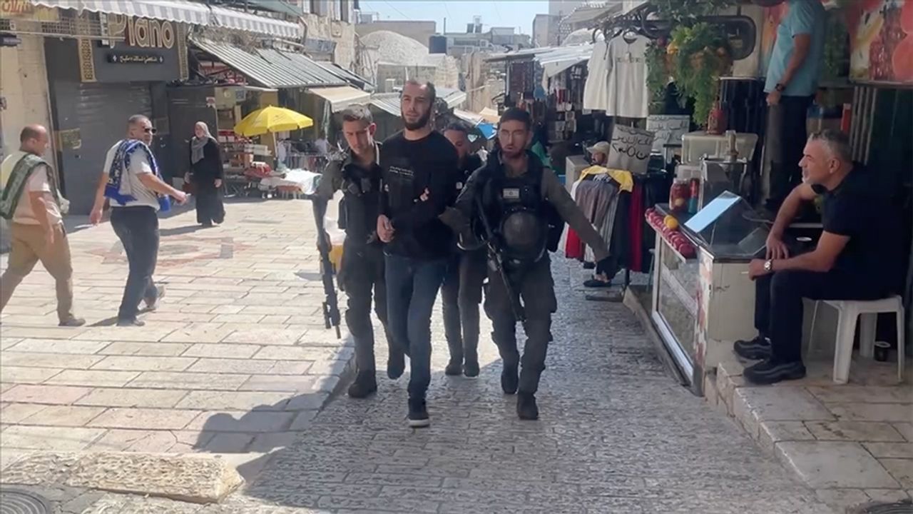 Bombaların gölgesinde Cuma: İsrail polisi Mescid-i Aksa'da namaz kılmak isteyenlere saldırdı