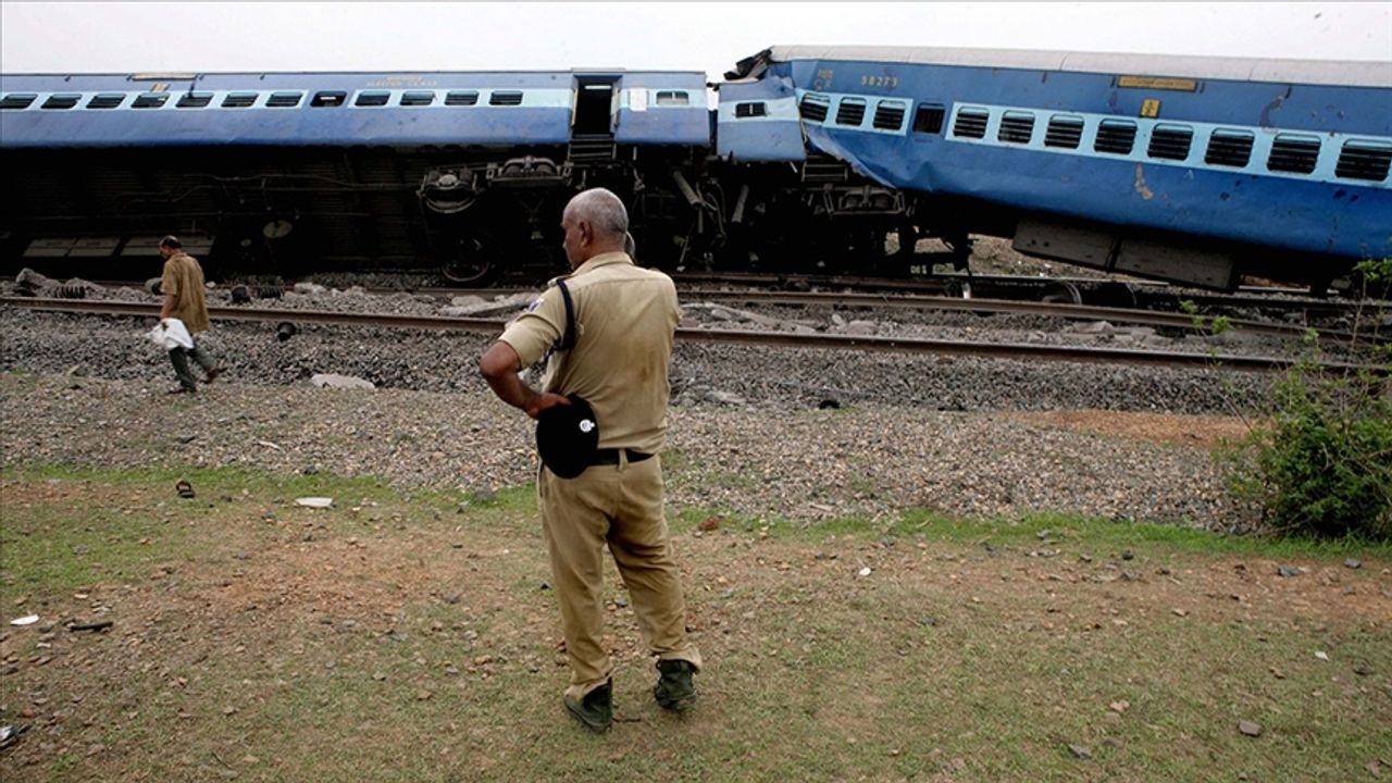 Hindistan'da tren raydan çıktı: 4 ölü 50 yaralı