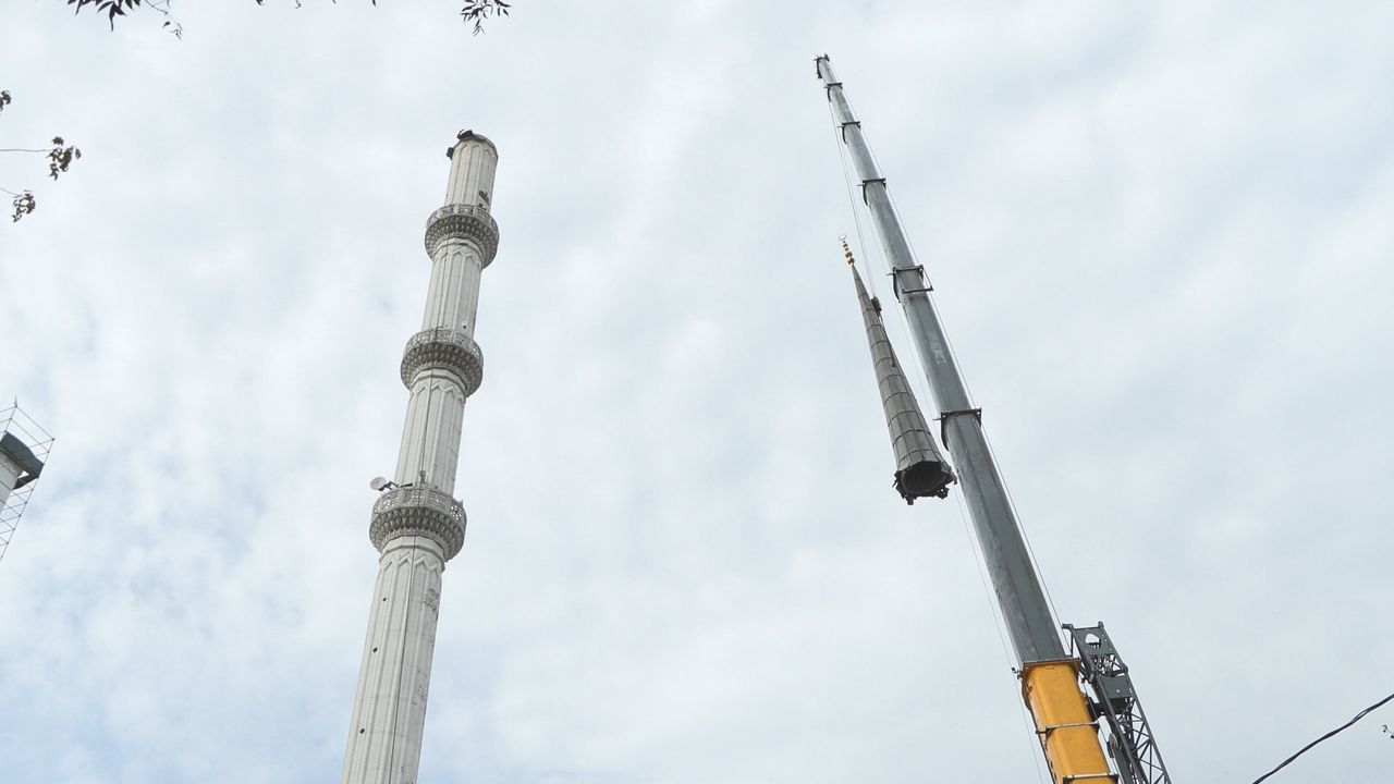 85 metrelik minareler deprem riskine karşı sökülerek kısaltıldı