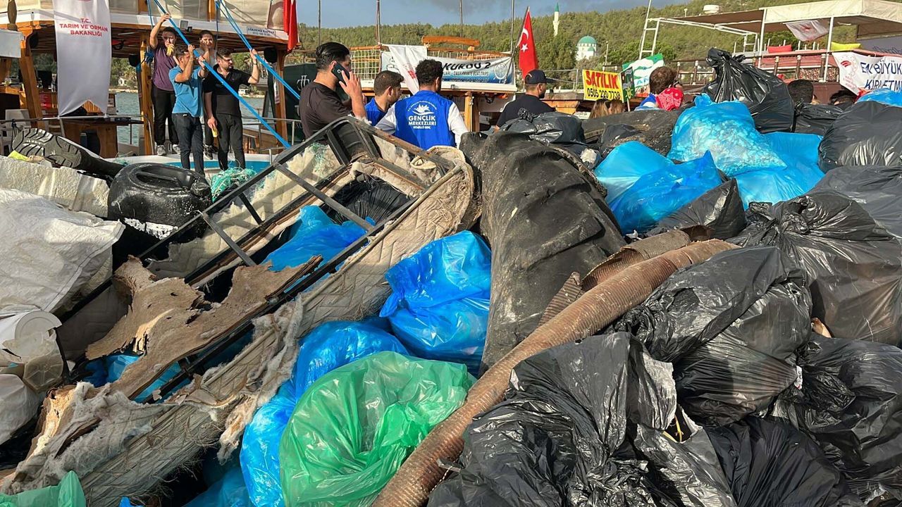 Bodrum kıyılarında kapsamlı temizlik: 15 ton atık toplandı