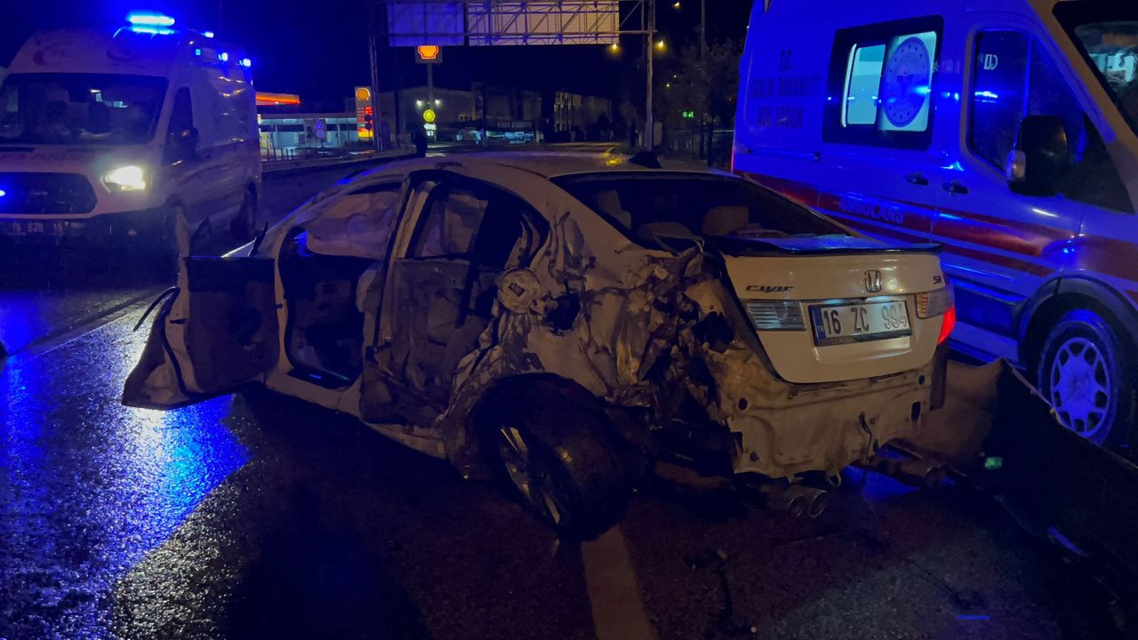Bursa'da otomobil bariyerlere çarptı; 5 yaralı