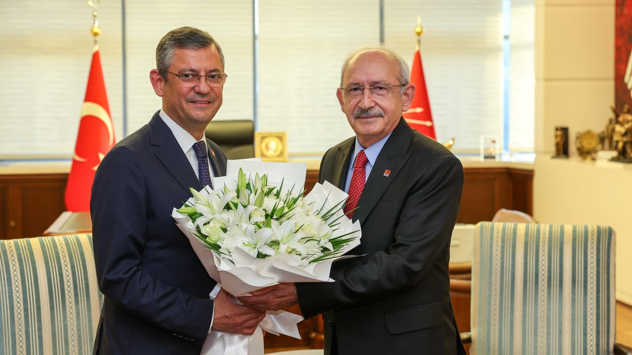 CHP'de bayrak teslimi: Kılıçdaroğlu görevi Özel'e devretti