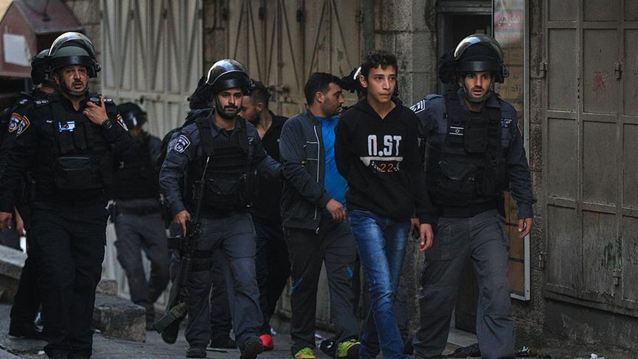 İsrail yılbaşından bu yana yaklaşık 900 Filistinli çocuğu gözaltına aldı
