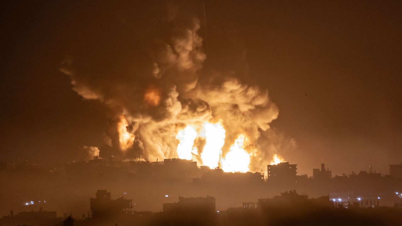 İşgalci İsrail, Gazze'de Şifa Hastanesi'nin çevresini vurdu: 6 şehit 