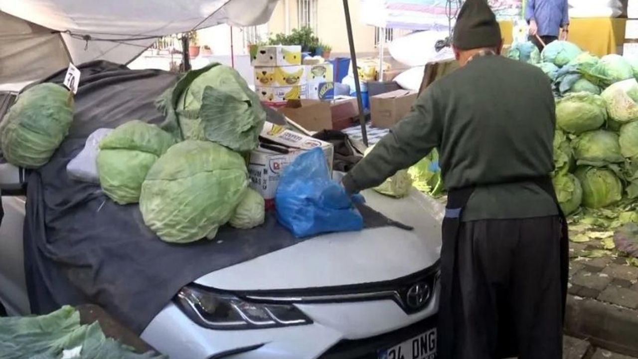 Burası İstanbul: Esnaf, pazar yerine bırakılan otomobilin üzerine lahana tezgahı kurarak tepki gösterdi