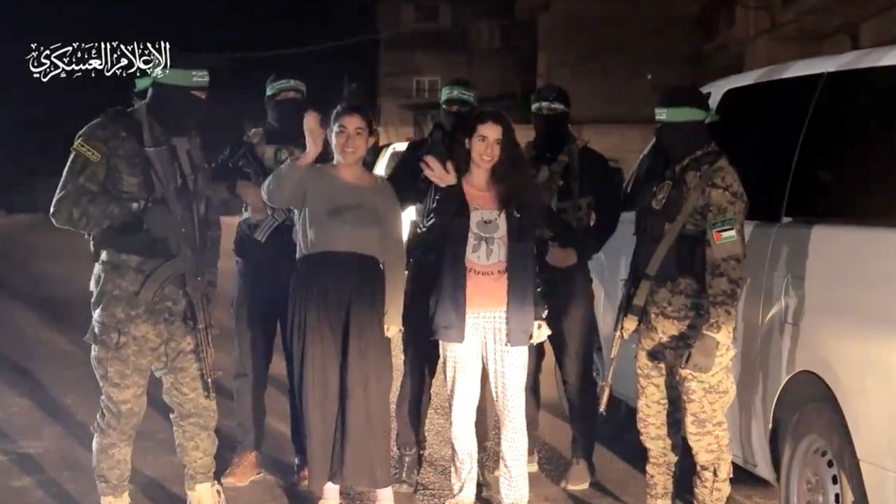 Kassam Tugayları, esirleri serbest bırakma görüntülerini paylaştı: İsrailli esirler yine gülerek ayrıldı