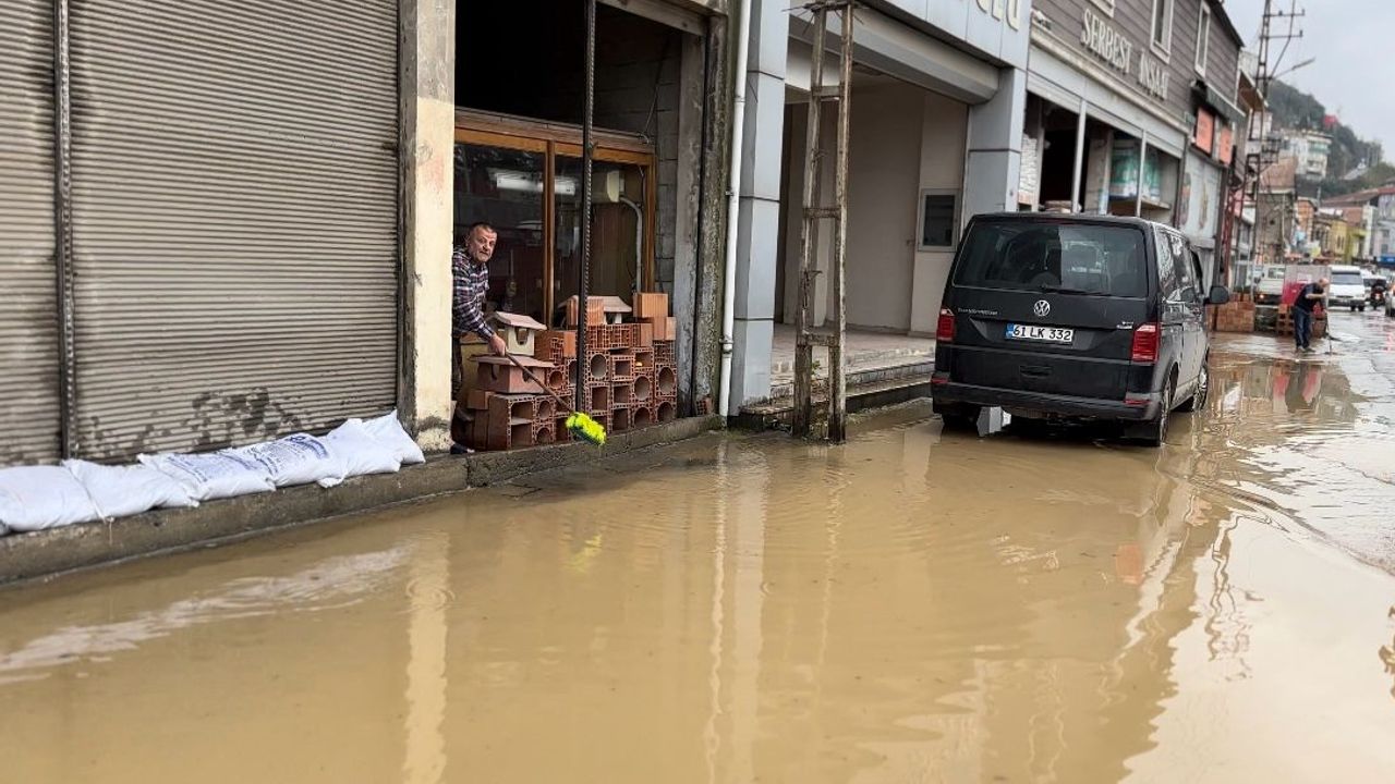 Trabzon'da su hattı patladı: Bazı işyerlerini su bastı 