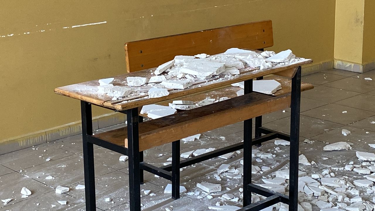 Ders sırasında tavanın sıvası düştü: 7 öğrenci yaralı
