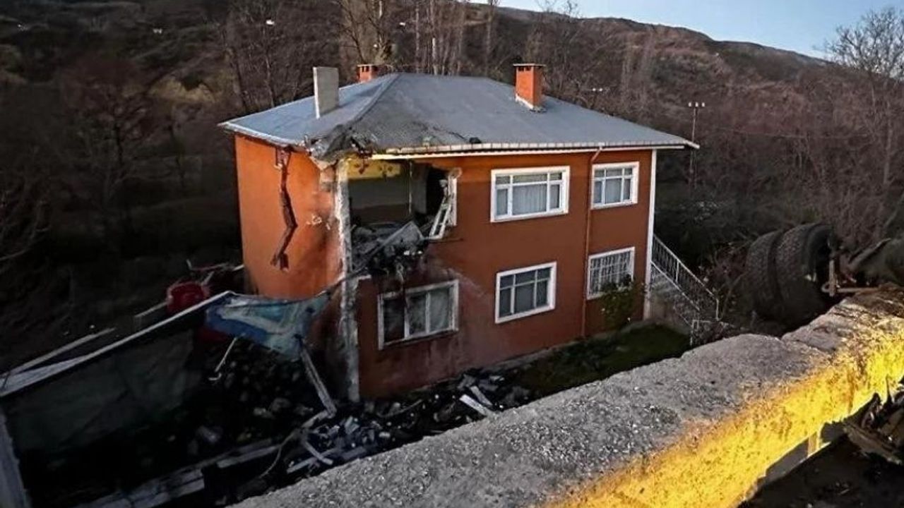 Sivas'ta ikinci kattaki eve kamyon çarptı