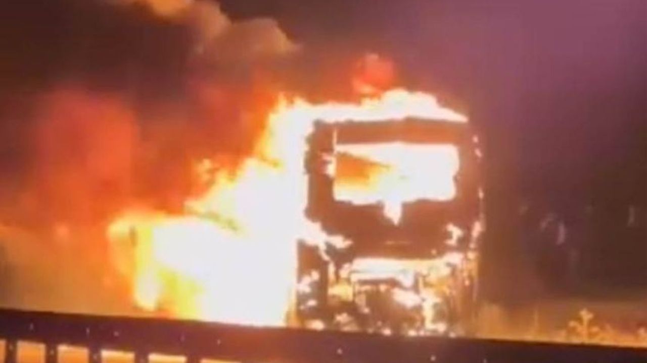 Feci olay! 23 yolcusu bulunan yolcu otobüsü alev alev yandı