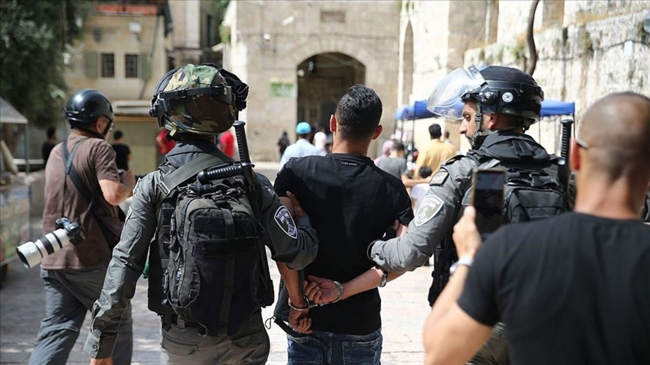 İşgalci İsrail, Batı Şeria'da 60 Filistinliyi gözaltına aldı