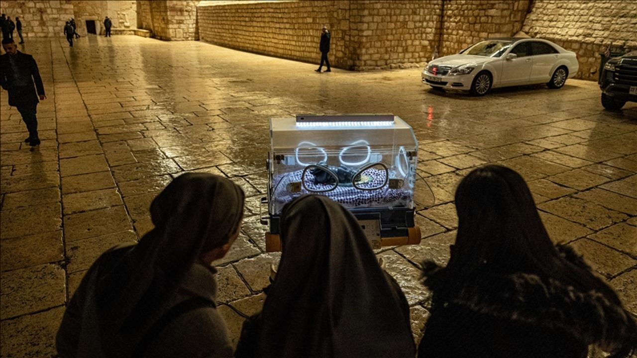 Filistinli sanatçı "kuvözde bebek İsa" maketiyle dikkati çekiyor