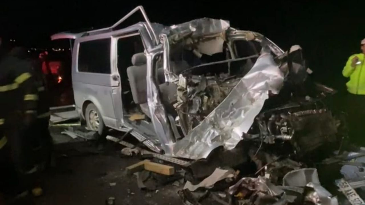 Minibüs kamyona çarptı: 5 ölü