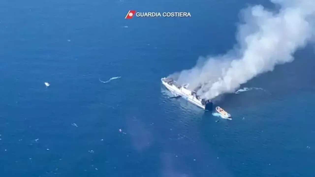 Fransa açıklarında yangın çıkan gemideki 20 Türk denizci tahliye edildi