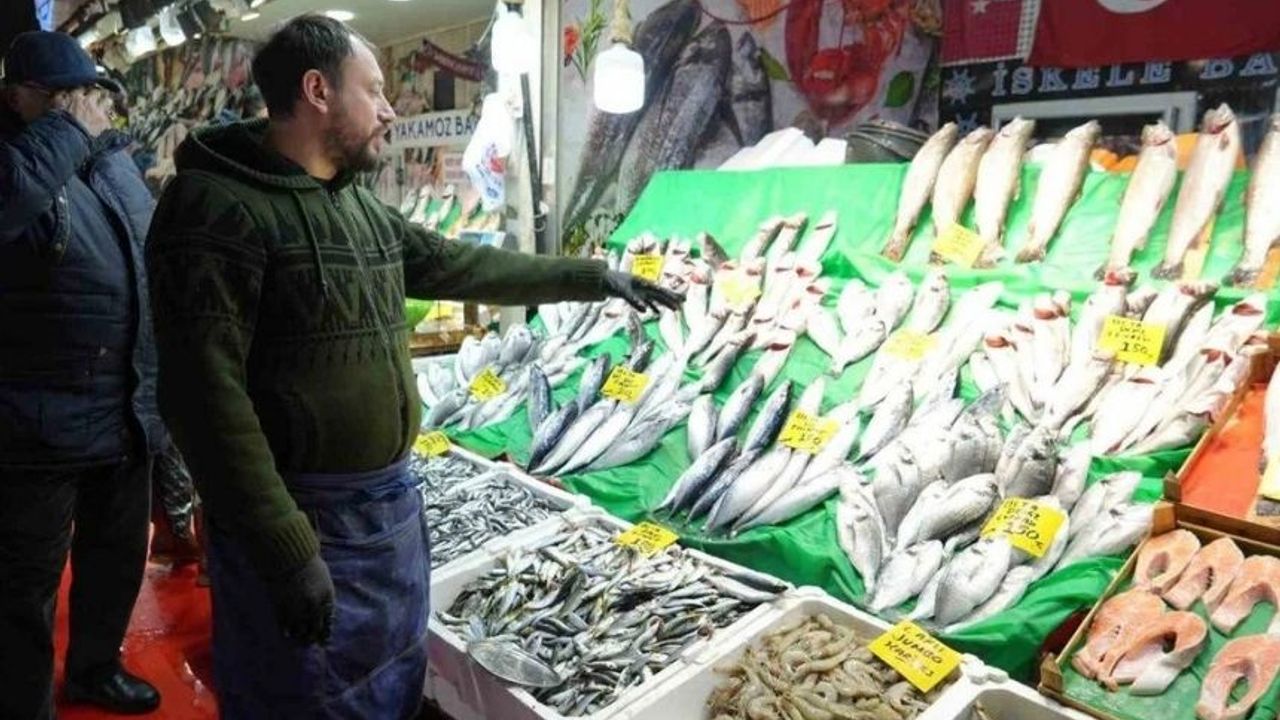 Marmara'da etkili olan kar ve fırtına balık tezgahlarını vurdu, fiyatlar uçtu