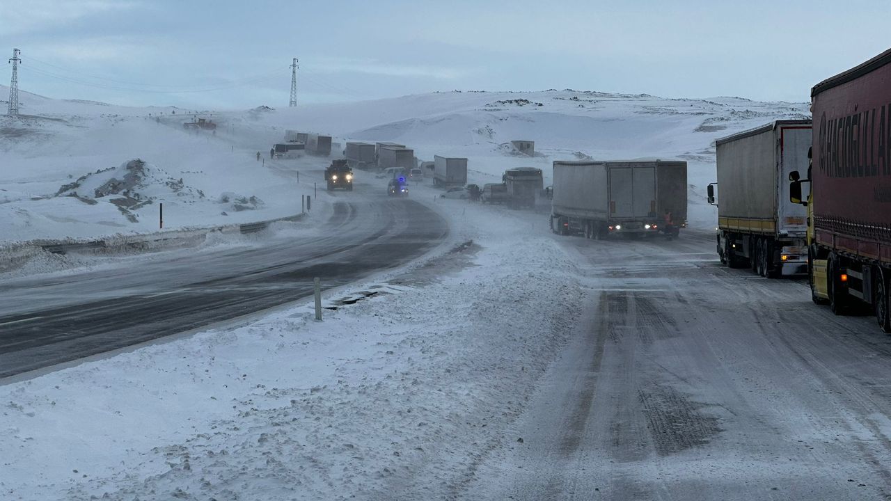 Tendürek Geçidi kar nedeniyle kapandı: Yolda kalan araçlar kuyruk oluşturdu