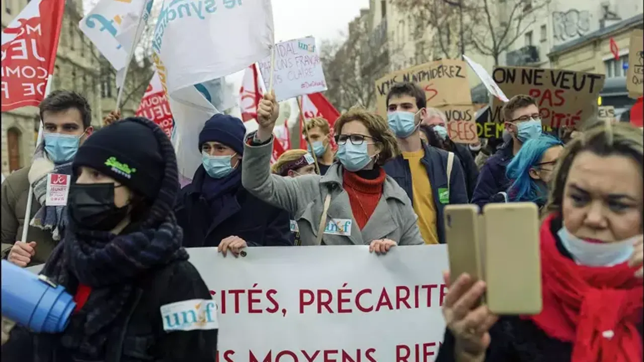 Fransa'da ilk ve ortaokul öğretmenleri greve gitti