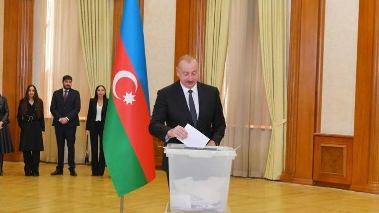Azerbaycan'da halk sandık başına gitti: Aliyev oyların yüzde 93,9'unu aldı