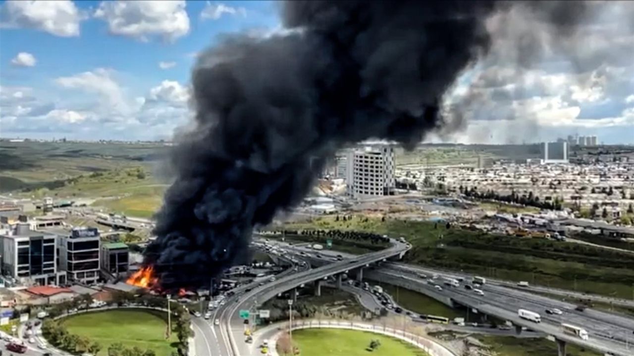 Başakşehir'de bir depoda çıkan yangına müdahale ediliyor