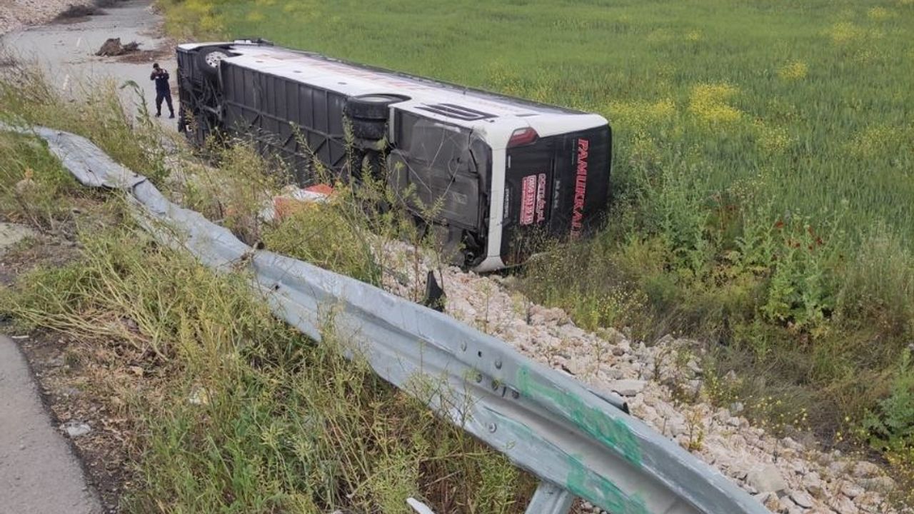 Manisa'da yolcu otobüsünün devrildiği kazada 16 kişi yaralandı