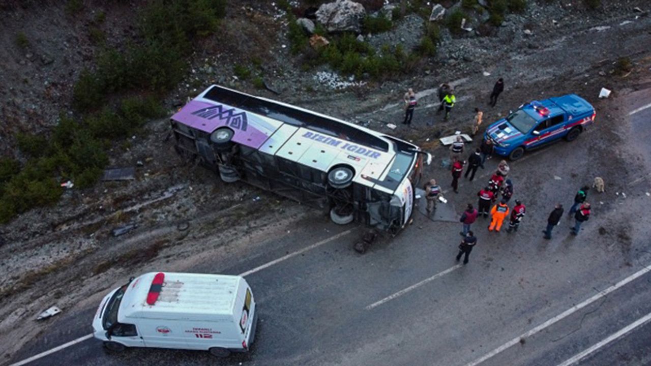 Erzincan’da devrilen yolcu otobüsündeki 22 kişi yaralandı