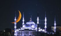 İstanbul'da hilal, Sultanahmet Camisi ile birlikte görüntülendi