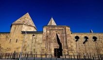 Motif motif işlenen taşlarda gölgeler yüzyıllardır kıyama duruyor