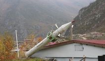 Çığ riskine karşı çelik varilden yapılan minare bu kış öncesi yine yatırıldı