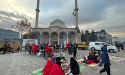 Deprem nedeniyle vatandaşlar sokaklarda bekleyişini sürdürüyor