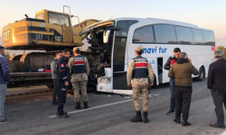 Amasya'da feci kaza: İş makinesi yolcu otobüsüne saplandı