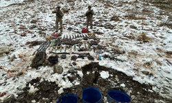 Hakkari’de toprağa gömülü bidonlarda silah ve mühimmat ele geçirildi