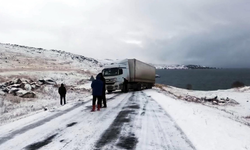 Kars'ta kar, tipi ve buzlanma; TIR'lar yolda kaldı