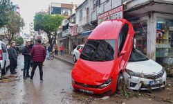 Antalya'nın iki ilçesinde sel: Otomobiller sürüklendi, seralar su altında kaldı