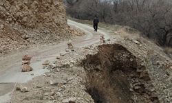 Malatya Darende'de mahaleye giden tek yol çöktü, vatandaşlar tedirgin