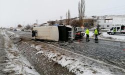 Tarım işçilerini taşıyan minibüs devrildi: 1 ölü, 13 yaralı