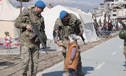 Mehmetçik, deprem bölgesindeki emniyet ve asayiş için devriye faaliyetini sürdürüyor