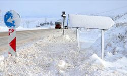 Sivas'ta köy yollarına kar engeli