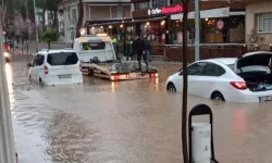 Yarım saatlik yağmur İzmir'e zor anlar yaşattı