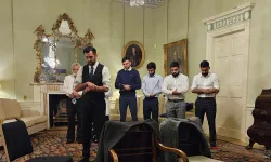 İskoçya'nın ilk Müslüman başbakanı Hamza Yusuf, resmi konuttaki ki ilk gününde namaz kıldırdı